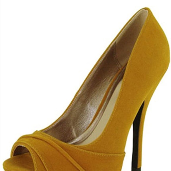 🕊Qupid crinkle peep Toe Mustard color heels - Picture 3 of 3